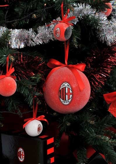 Η Milan κάτω από το… δέντρο