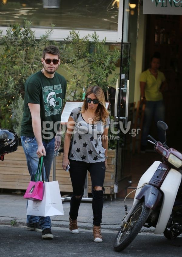 Η Κοκκίνου στην Γλυφάδα και το τζιν που δεν λέει να βγάλει από πάνω της!