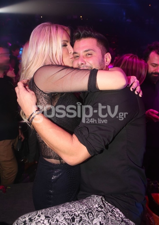 Αγκαλιές και φιλιά στα μπουζούκια με γνωστό κύριο της σόουμπιζ – Τι συμβαίνει;
