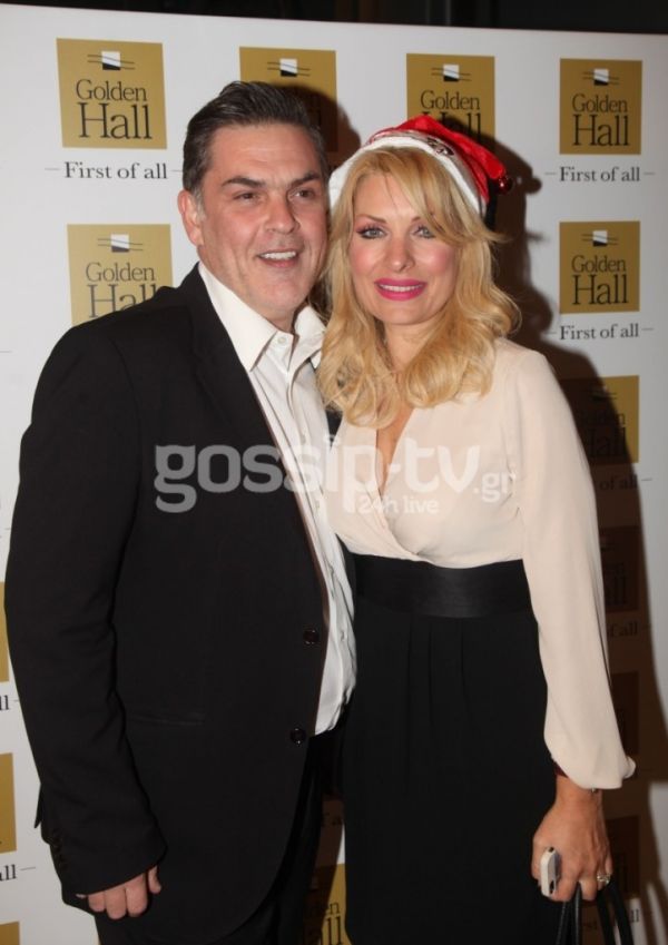 Η Ελένη Μενεγάκη ως Αγιοβασιλίτσα άναψε τα φώτα στο Χριστουγεννιάτικο δέντρο εμπορικού κέντρου