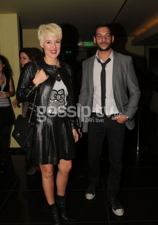 Ποια παρουσιάστρια δελτίου ειδήσεων φόρεσε σε νυχτερινή της έξοδο μπλούζα με την Kitty;