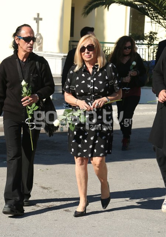 Ήταν όλοι εκεί για να πουν στον Πέτρο Κωλέτη το τελευταίο αντίο (φωτό)