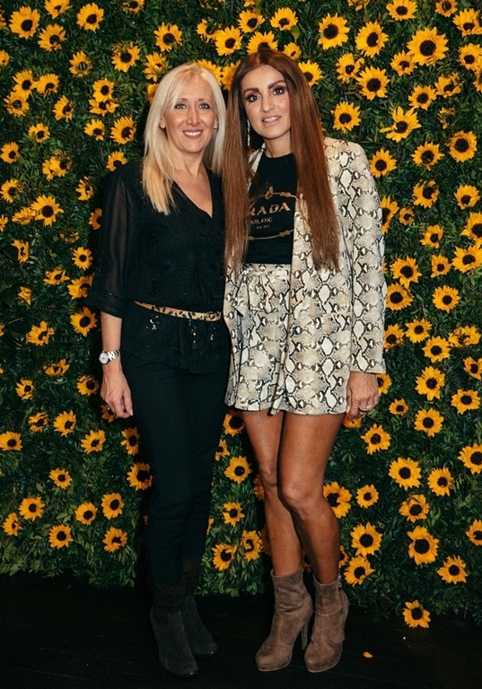 ILiOS: Η πιο κοσμοπολίτικη στοά της Αθήνας γέμισε ηλιοτρόπια  