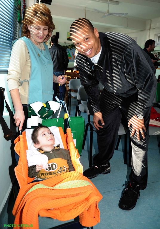 Ο Άγιος Βασίλης ντύθηκε... στα πράσινα για καλό σκοπό