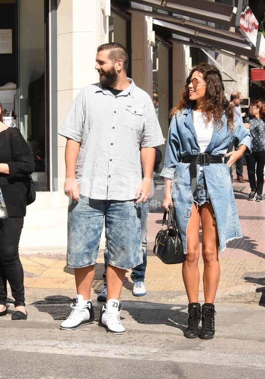 Βόλτα στο Κολωνάκι για το ερωτευμένο ζευγάρι