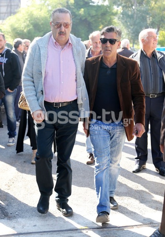 Ήταν όλοι εκεί – Τραγικές φιγούρες η σύζυγος και ο γιος του Κώστα Τσάκωνα! (φωτό)