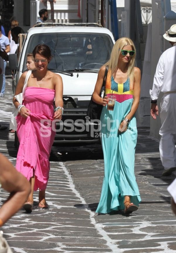 Ευαγγελία Αραβανή: Βόλτες στα σοκάκια της Μυκόνου