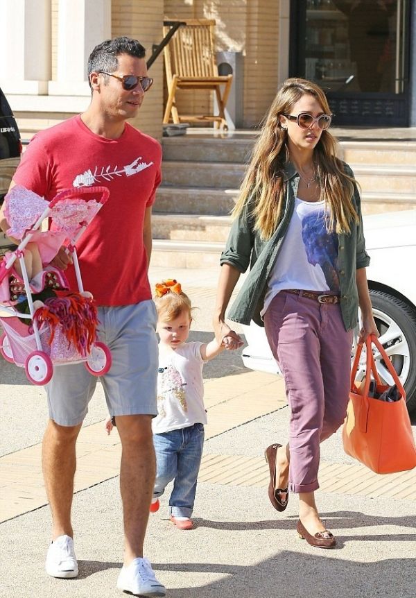 Jessica Alba: Για ψώνια με τον σύζυγο και τη μικρή τους κόρη