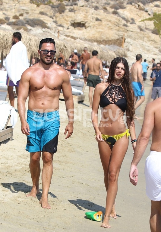 Ξεσήκωσε τη Μύκονο με τη σέξι εμφάνισή της η συνοδός του…