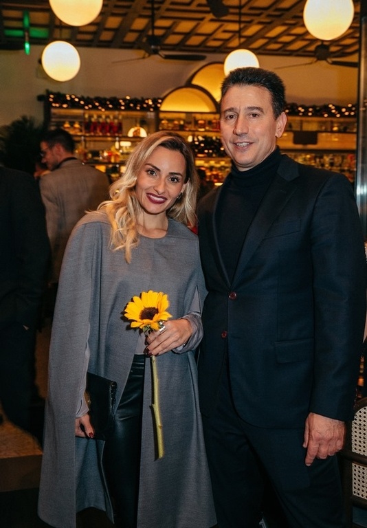 ILiOS: Η πιο κοσμοπολίτικη στοά της Αθήνας γέμισε ηλιοτρόπια  