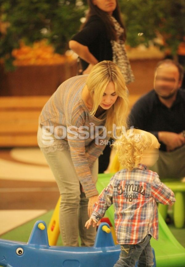 Λίνα Σακκά: Βόλτα με τους άντρες της ζωής της