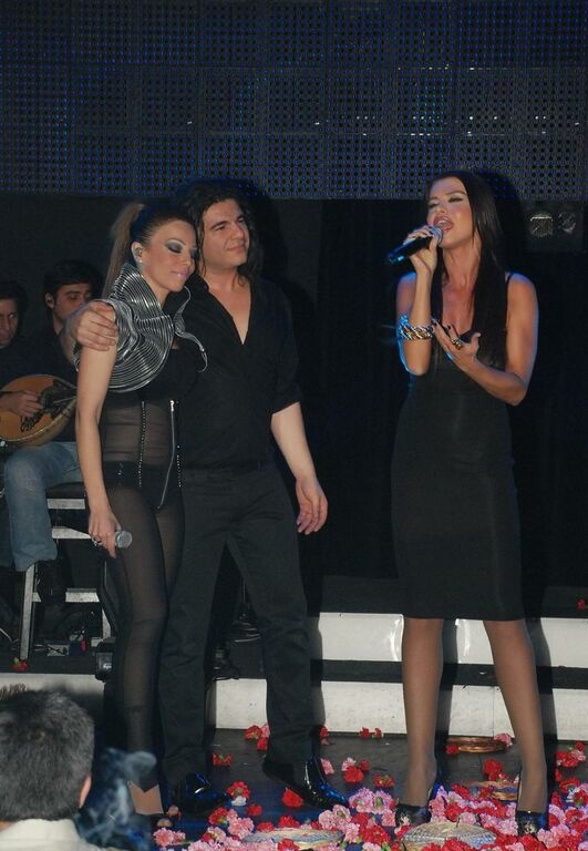 Η Νίνα Λοτσάρη τραγουδάει στον Κουρκούλη 