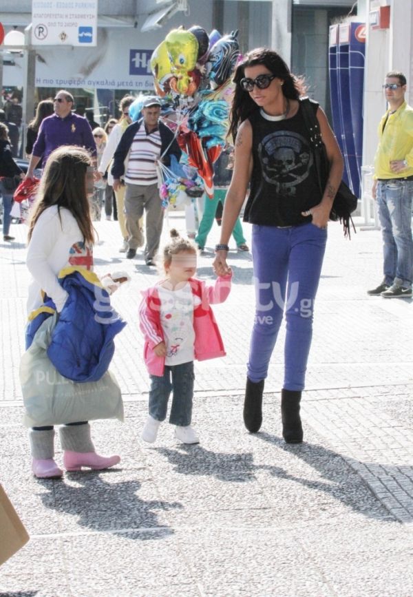 Νίνα Λοτσάρη: Βόλτα στην Γλυφάδα με τις κόρες της