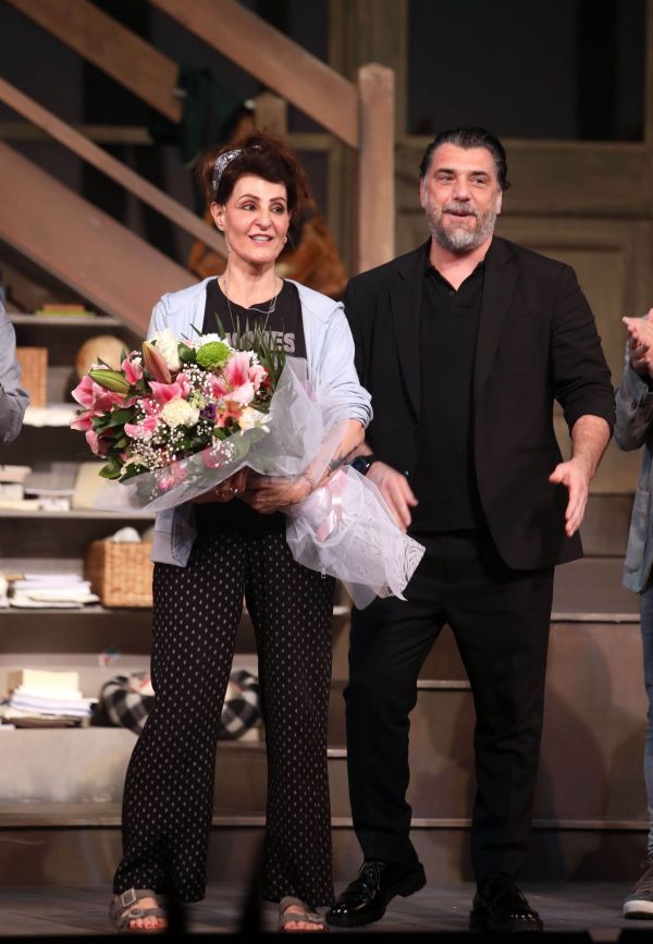 Νία Βαρντάλος- Πρεμιέρα