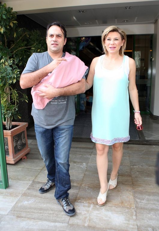 Καραβάτου-Κατσούλης: Οι πρώτες φωτό με την κόρη τους!