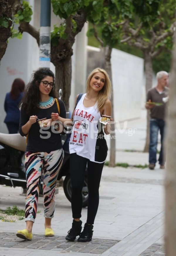 Ποια είναι η κοπέλα δίπλα στην Παπαβασιλείου; Και όμως είναι η… 