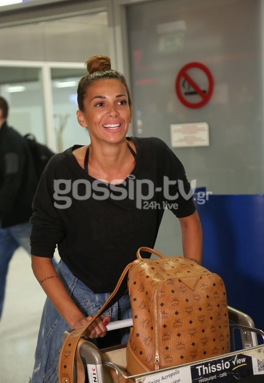 Survivor 2: Επέστρεψε Ελλάδα η Χατζίδου – Η αγκαλιά με τους γονείς της στο αεροδρόμιο