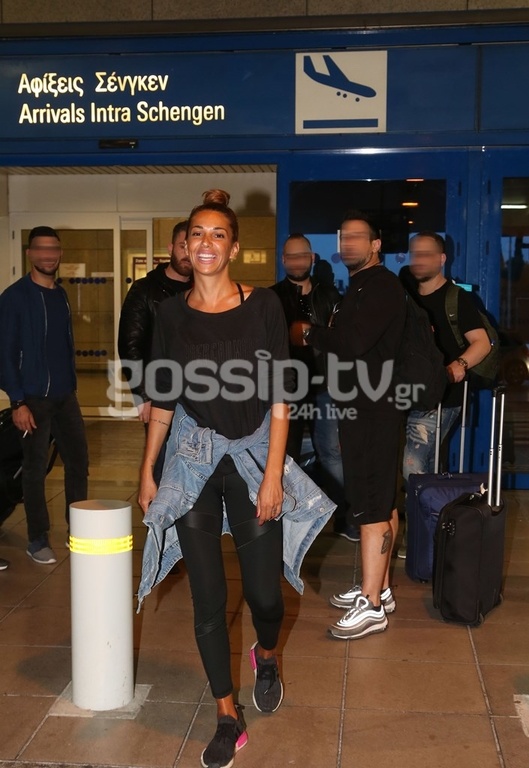 Survivor 2: Επέστρεψε Ελλάδα η Χατζίδου – Η αγκαλιά με τους γονείς της στο αεροδρόμιο