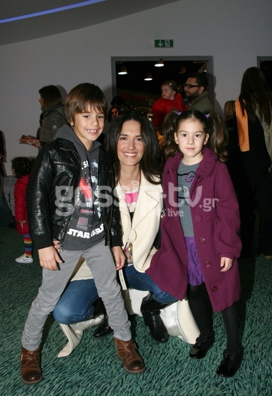 Νόνη Δούνια: Με τα παιδιά της στο θέατρο