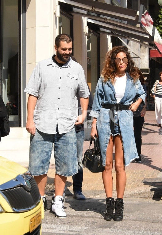 Βόλτα στο Κολωνάκι για το ερωτευμένο ζευγάρι