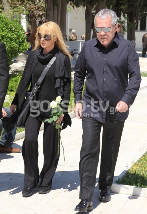 Ράγισαν καρδιές στην κηδεία του Δημήτρη Μητροπάνου