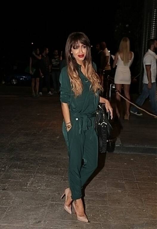 Ελένη Φουρέιρα Αυτό το κορίτσι κάθε μέρα και καλύτερη. Κούκλα.

Το καινούργιο μαλλί της πάει τέλεια. Σωστή και η επιλογή της ολόσωμης φόρμας συνδυασμένης με nude γόβες. Άψογη!