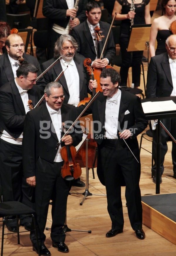 Θεοφανία με ποιον μιλάς στο τηλέφωνο και έχεις αυτό το χαμόγελο;