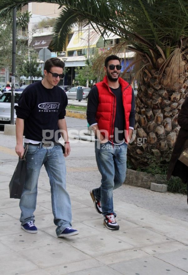 Δείτε καλά την φωτογραφία. Είναι ο αδερφός του… 