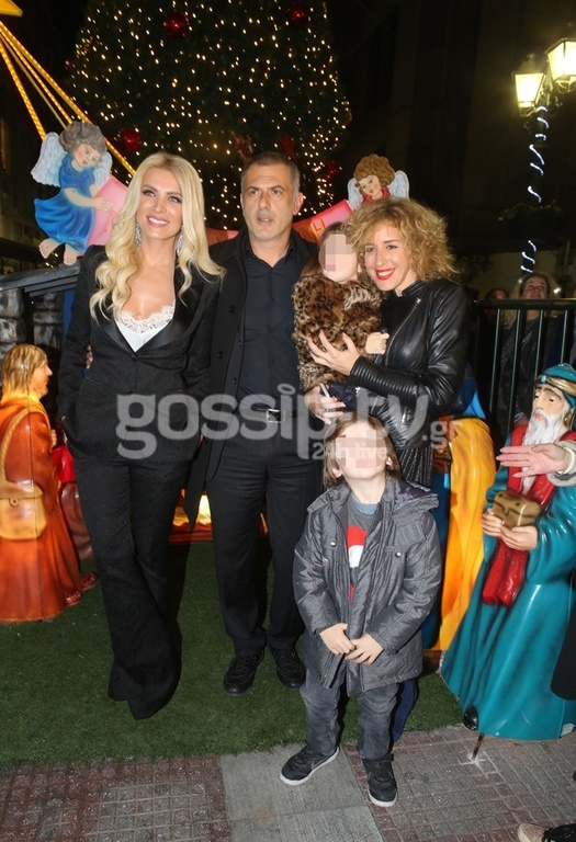 Κατερίνα Καινούργιου: Φωταγώγησε το χριστουγεννιάτικο δέντρο του Πειραιά 