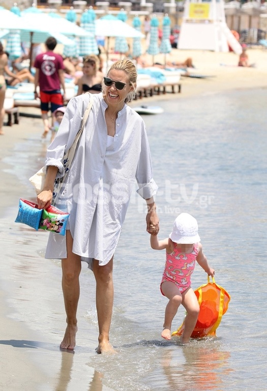 Καγιά –  Κρασσάς: Στην παραλία με την κόρη τους και η συνάντηση με τον Θεοδωρίδη