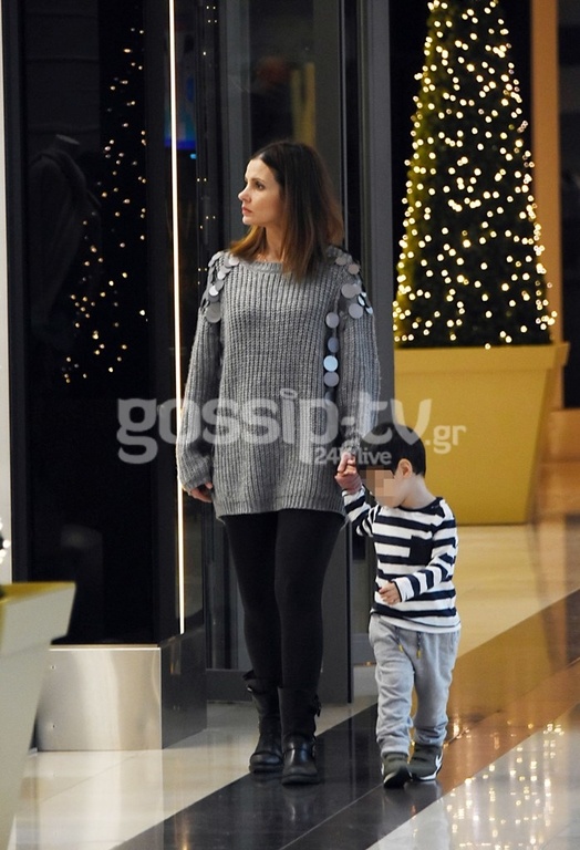 Ελένη Καρποντίνη: Με τον μεγάλο της γιο στο Μαρούσι για ψώνια