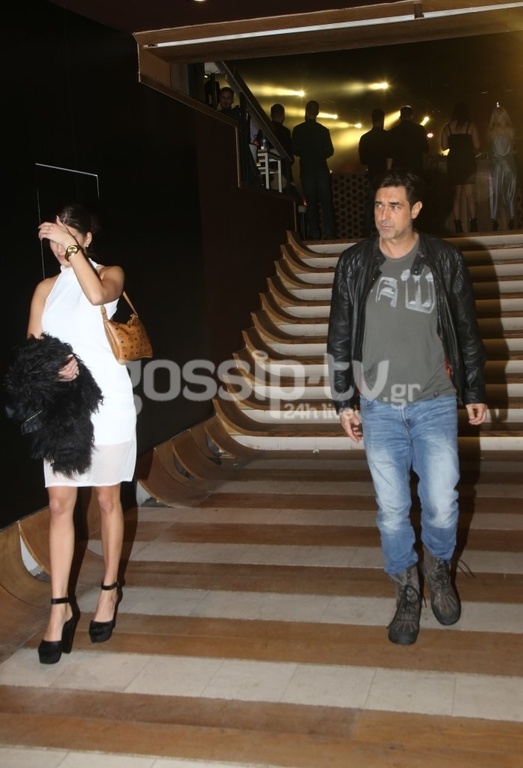 Ουπς! Τον πιάσαμε αγκαλιά με νεαρό μοντέλο στον Βέρτη