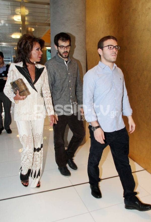 Δημόσια εμφάνιση μετά από καιρό της Γιάννας Αγγελοπούλου με τους γιους της (φωτό)