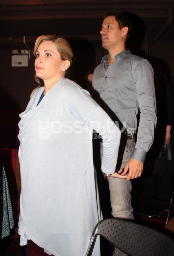 Προσέχει την έγκυο σύζυγό του και με το παραπάνω