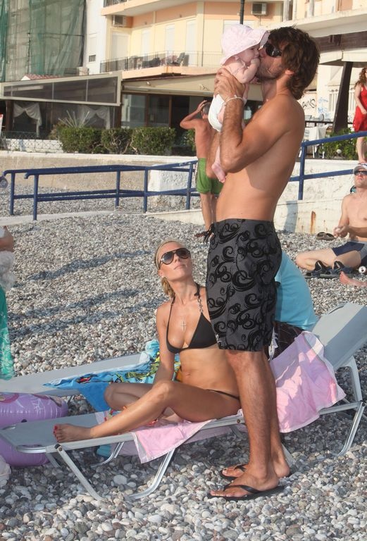 Καρέ καρέ οι πρώτες οικογενειακές διακοπές της Έλσας Τόλη!