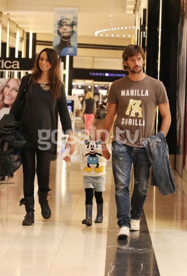 Η Μπέτυ Μαγγίρα μπήκε στο μήνα της και βγήκε οικογενειακά για ψώνια