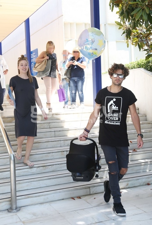 Εξιτήριο από το μαιευτήριο με τον γιο τους