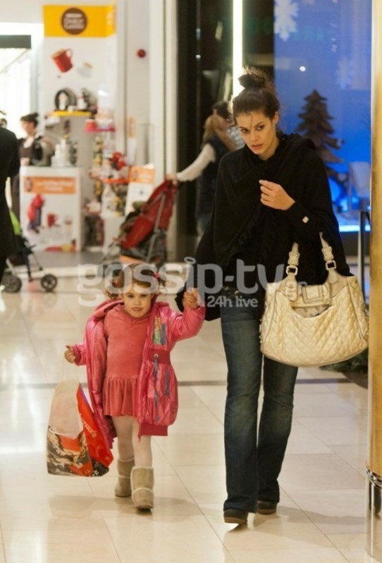 Μαρία Κορινθίου: Χριστουγεννιάτικες αγορές με την κόρη της 