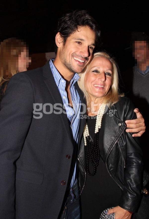 Αγκαλιά με τη μητέρα του ο…