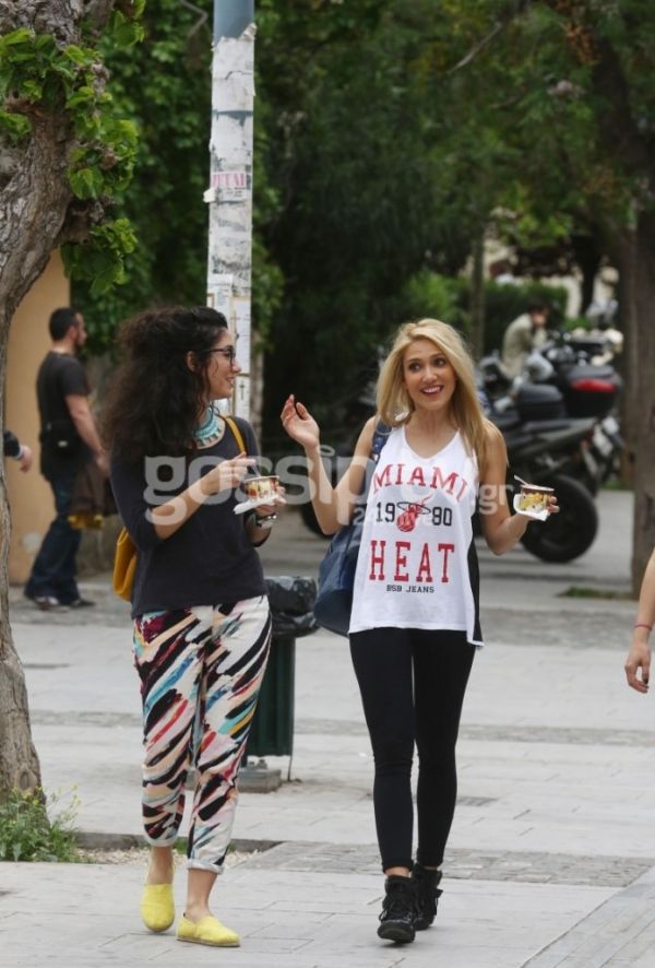 Ποια είναι η κοπέλα δίπλα στην Παπαβασιλείου; Και όμως είναι η… 