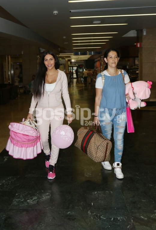 Ζέτα Θεοδωροπούλου: Εξιτήριο από το μαιευτήριο με την κορούλα της