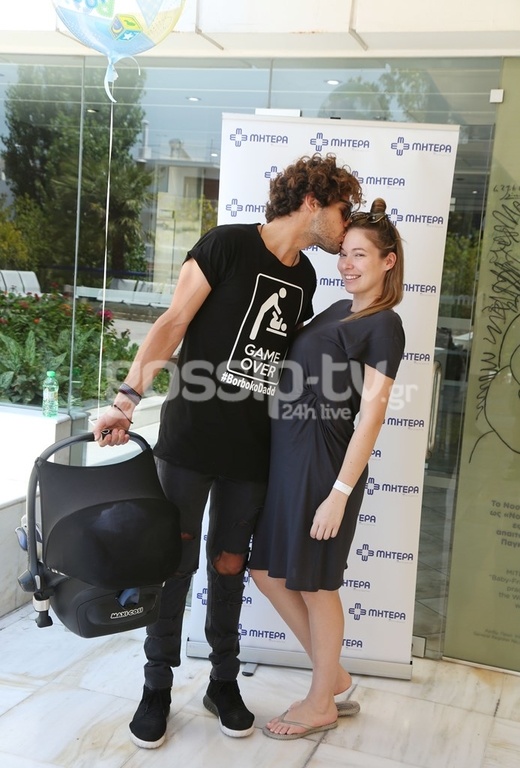 Εξιτήριο από το μαιευτήριο με τον γιο τους