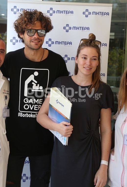 Εξιτήριο από το μαιευτήριο με τον γιο τους