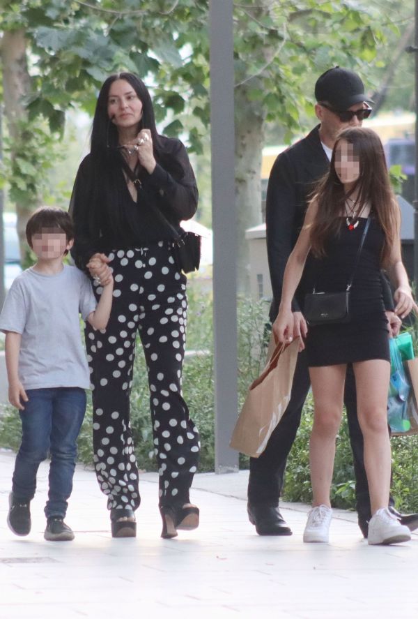  Ζενεβιέβ Μαζαρί & Βασίλης Καρύδης με τα παιδία τους