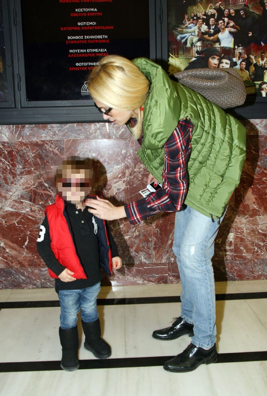 Νίκη Κάρτσωνα: Στο θέατρο με το γιο της