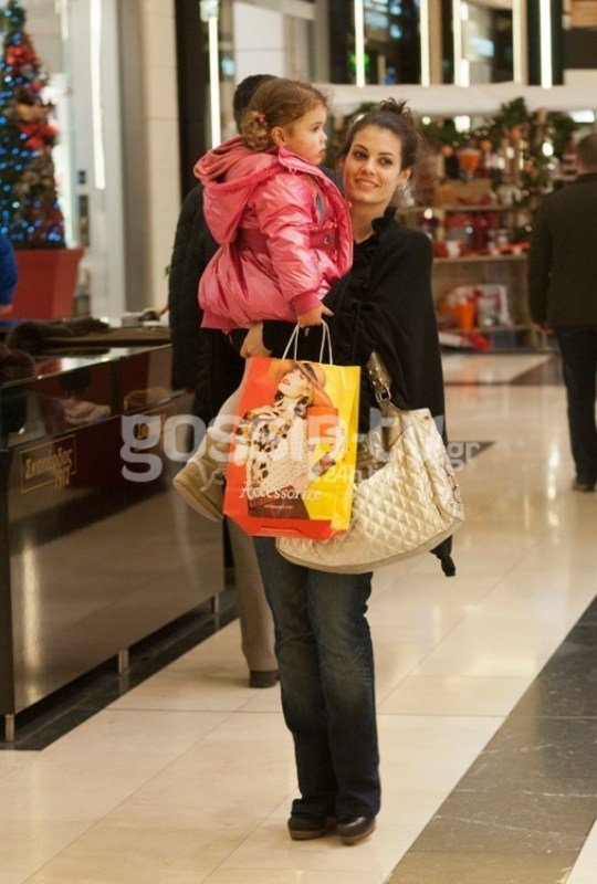 Μαρία Κορινθίου: Χριστουγεννιάτικες αγορές με την κόρη της 