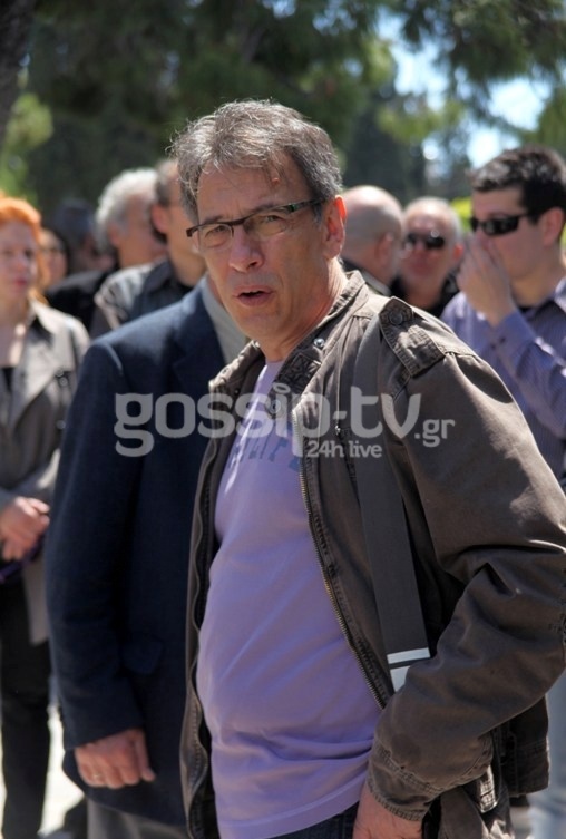 Ράγισαν καρδιές στην κηδεία του Δημήτρη Μητροπάνου