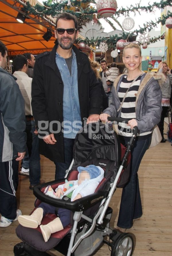 Καζάκος-Μαρτζούκου: Χριστουγεννιάτικες βόλτες με το μωράκι τους