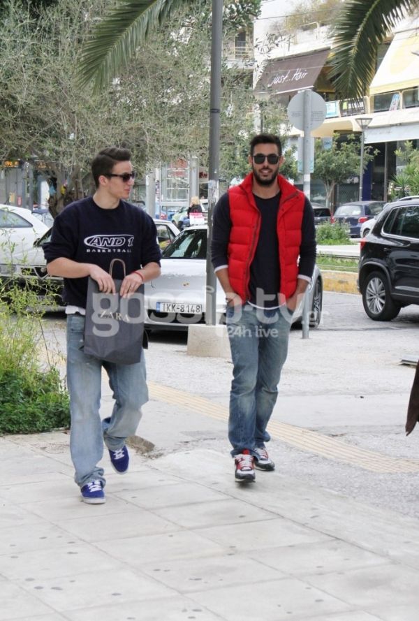 Δείτε καλά την φωτογραφία. Είναι ο αδερφός του… 