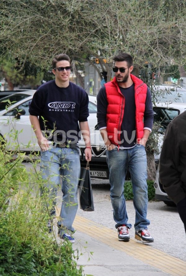 Δείτε καλά την φωτογραφία. Είναι ο αδερφός του… 